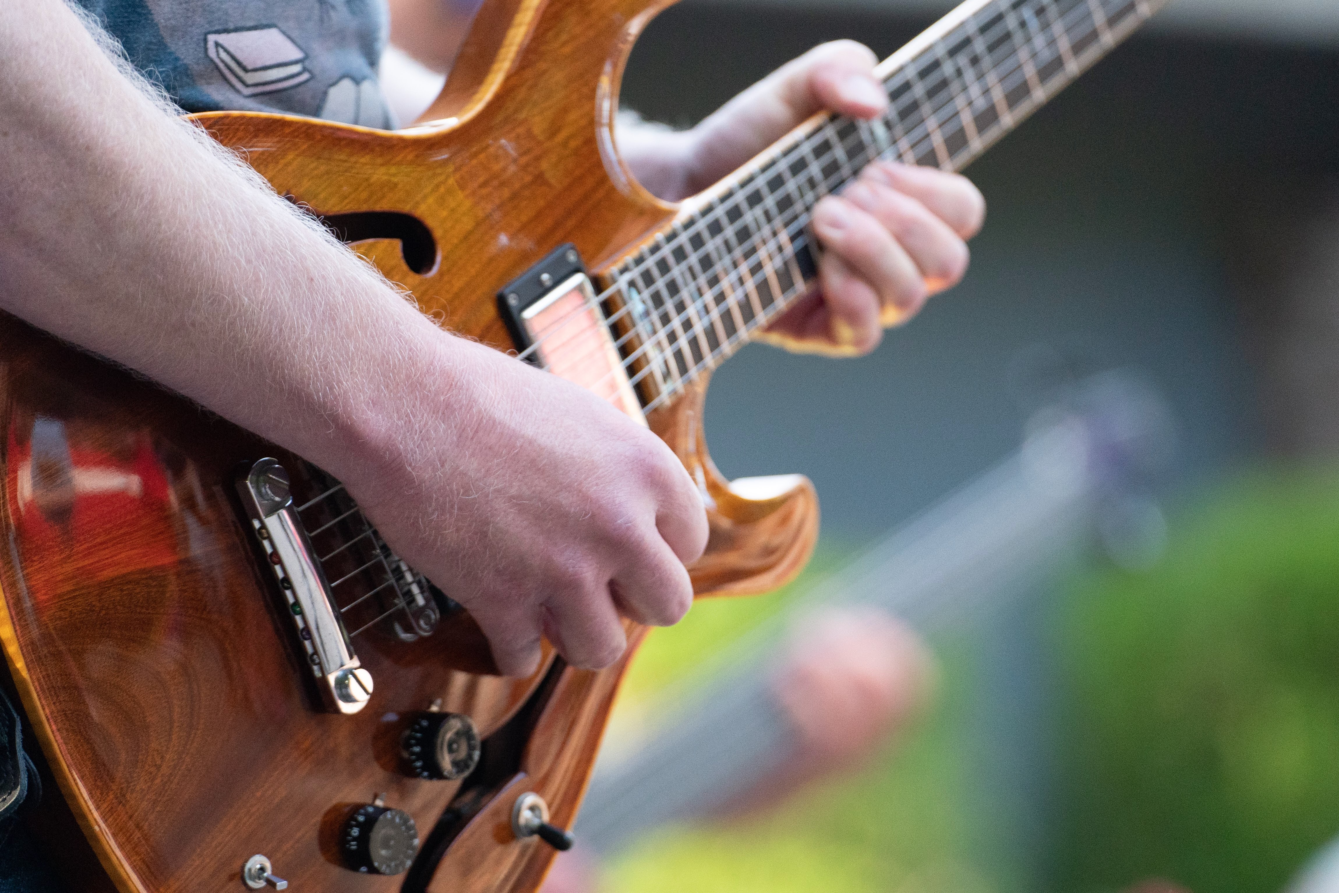 Eric Schiff on guitar
